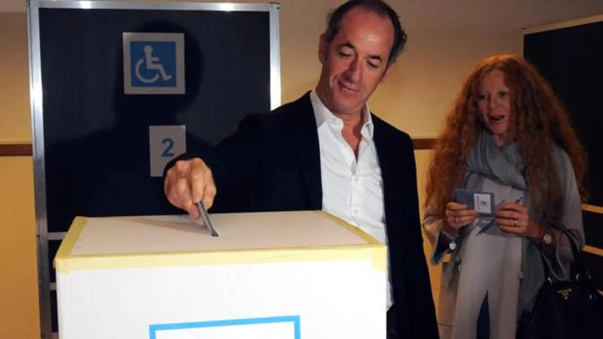 El presidente del Véneto, Luca Zaia, deposita su voto en el referéndum del pasado 22 de octubre