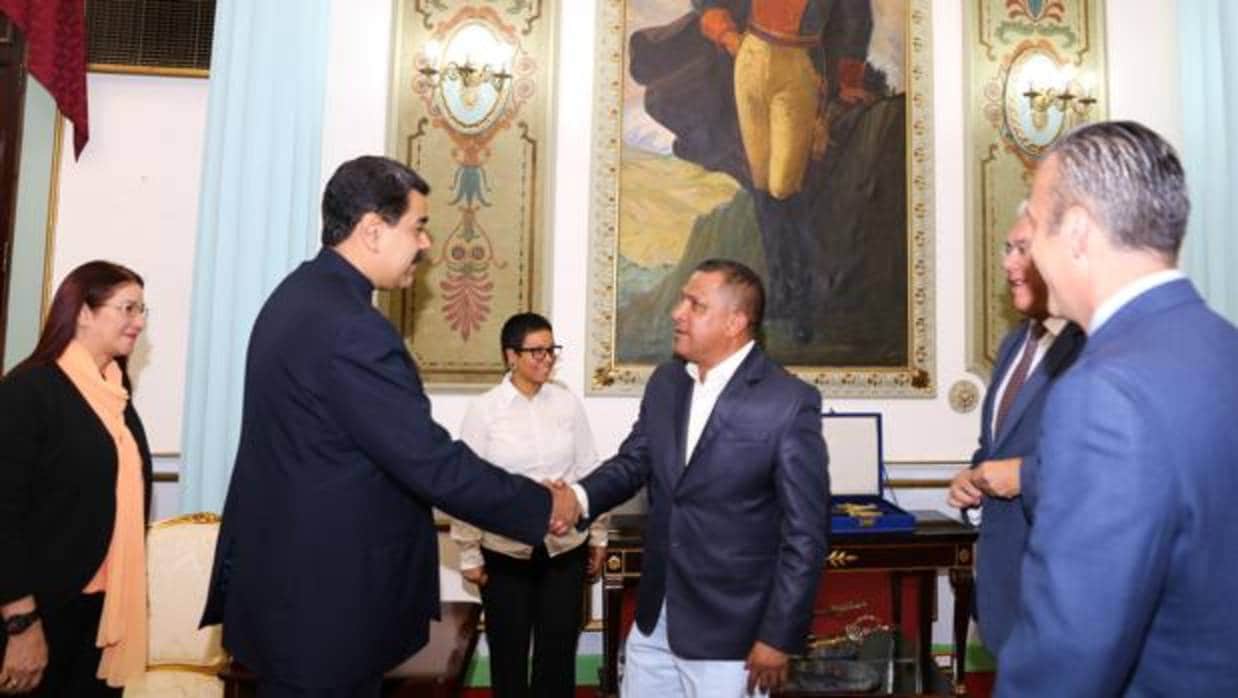 Nicolás Maduro saluda a Alfredo Díaz