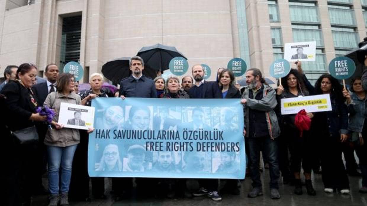 Manifestantes muestran pancartas en favor de los activistas juzgados este miércoles en Turquía