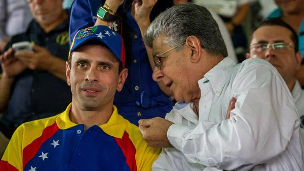 Henrique Capriles y Henry Ramos Allup, en un acto en 2016, cuando aún estaban unidos frente a Maduro