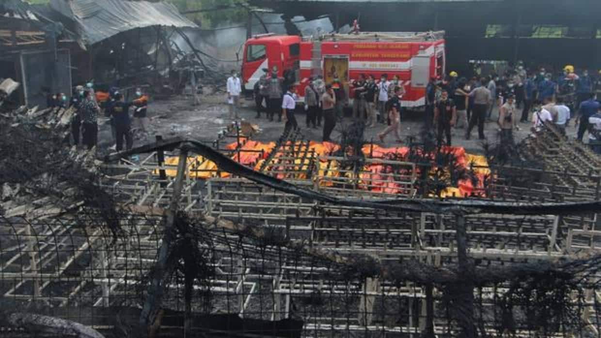 La policía investiga sobre el terreno tras la explosión de una fábrica pirotécnica en Tangerang (Indonesia)