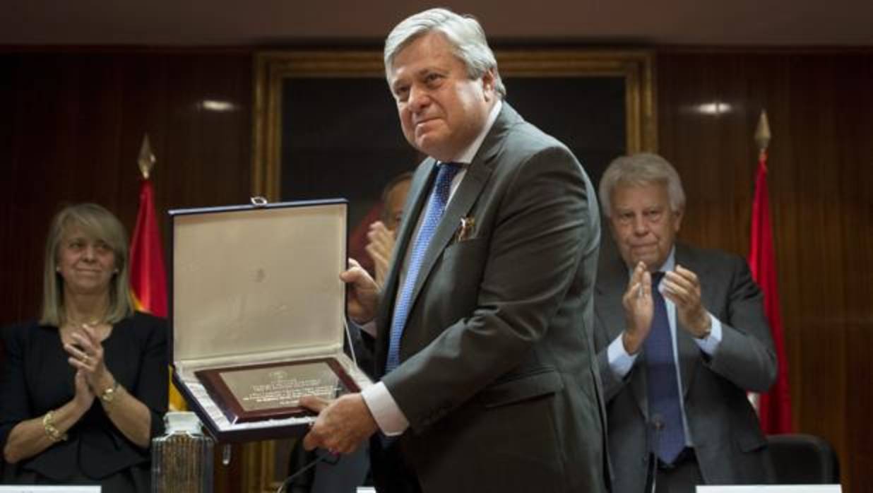 El padre del líder opositor Leopoldo López, muestra el premio Enrique Ruano, tras recibirlo de manos del expresidente Felipe González