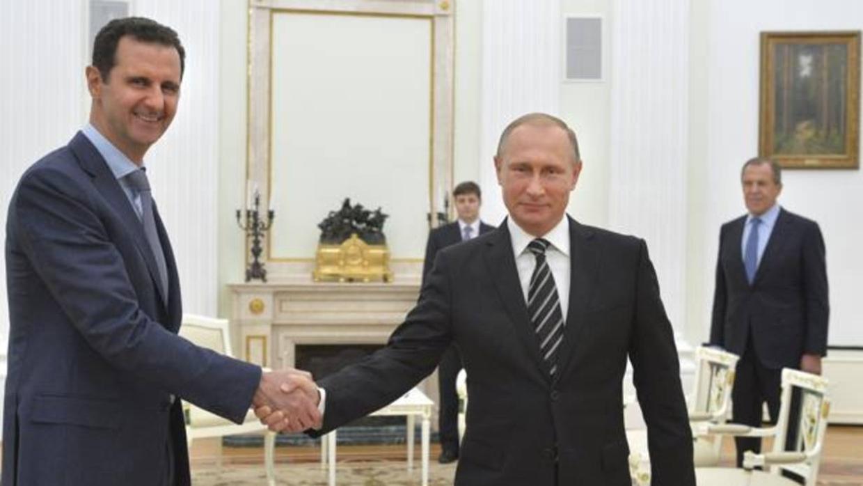 Bashar al Assad y Vladimir Putin se estrechan la mano en el Kremlin en 2015