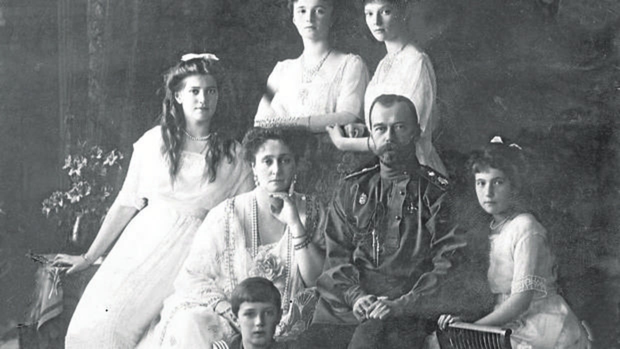 La última familia imperial. El zar Nicolás II, la zarina Alejandra, sus cuatro hijas y a sus pies el heredero, el zarievich Alexei. Fue una de las últimas fotos de la familia imperial al completo