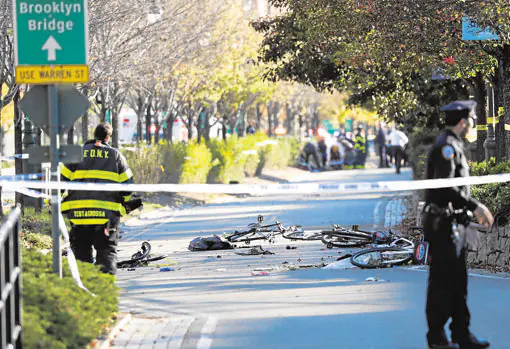 Lugar del atentado donde pueden verse varias bicicletas destrozadas