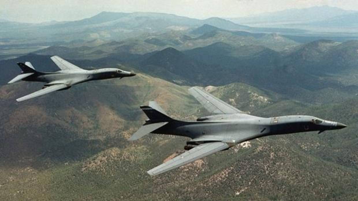 Dos B-1B Lancer,capaces de llevar hasta 34.000 kilogramos de armamento —incluido el nuclear— a 1335 kilómetros por hora