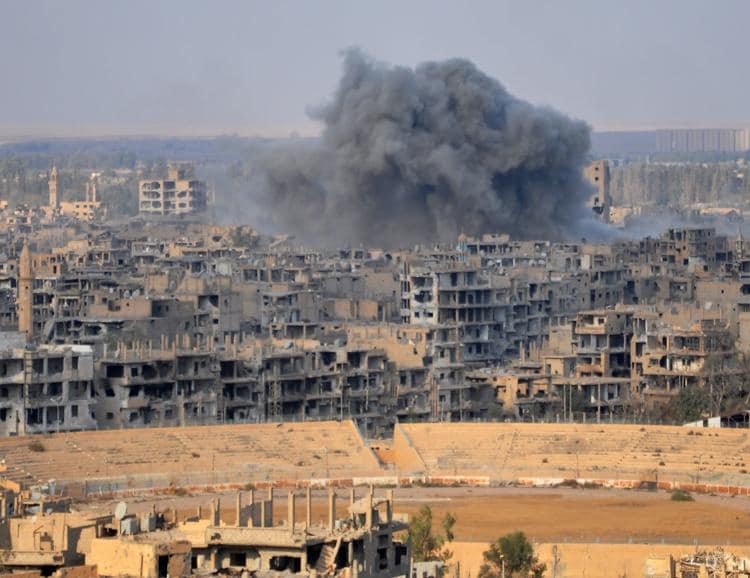 Tropas sirias con apoyo ruso toman la última gran ciudad bajo control de Daesh