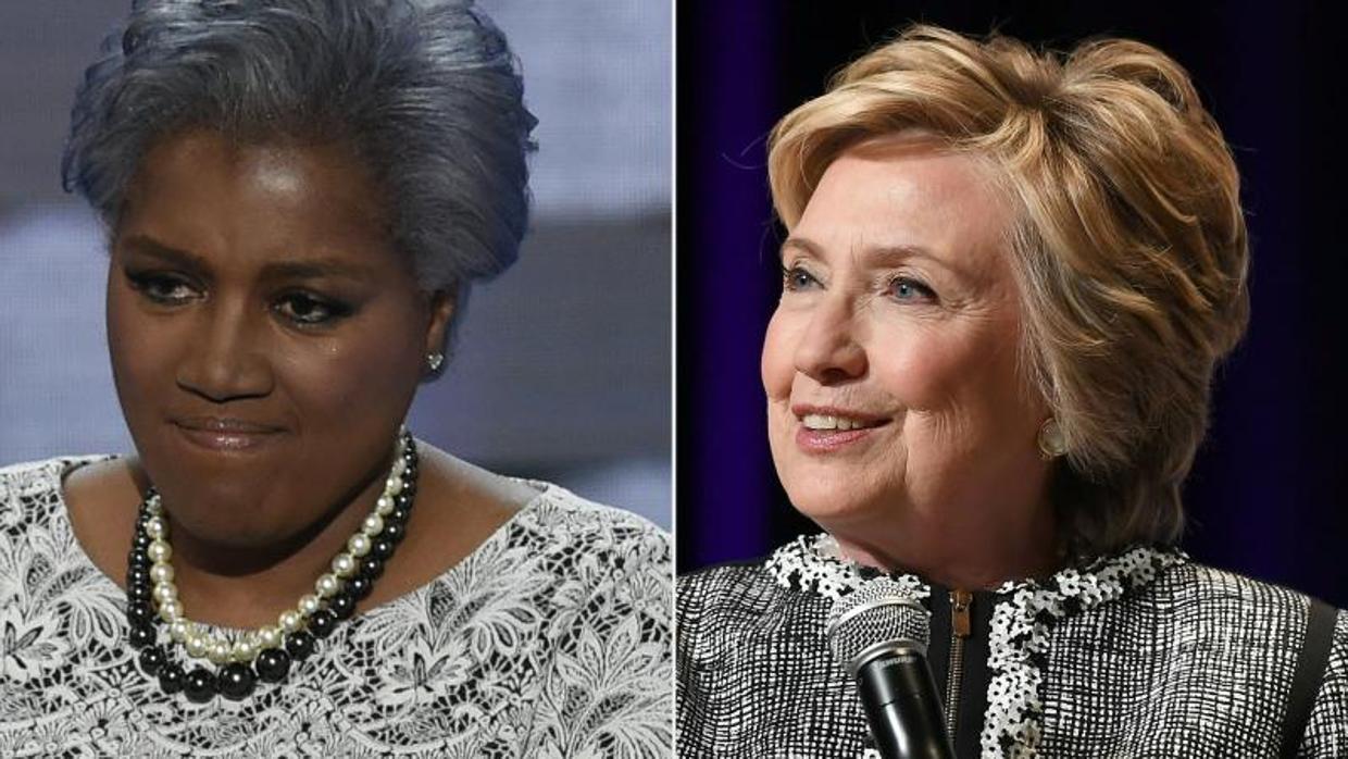 Hillary Clinton (d) y la ex jefa del partido demócrata Donna Brazile