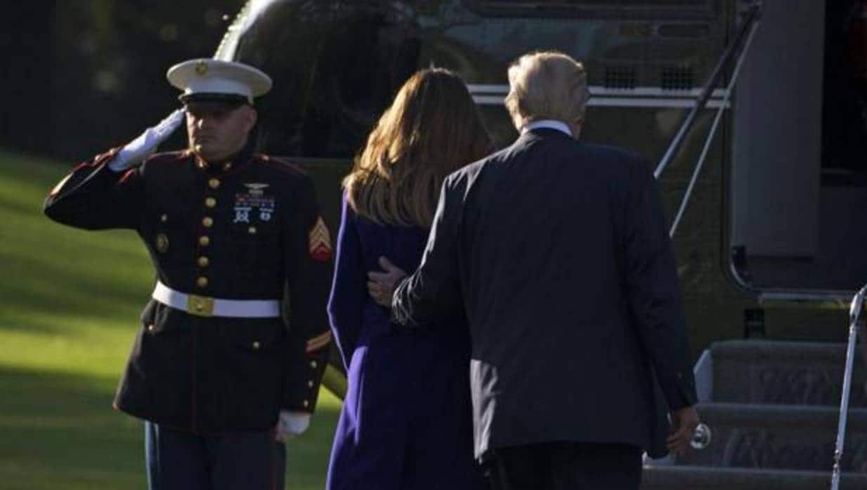 Donald Trump y su mujer, Melania, se disponen a abordar este viernes el helicóptero Marine One en la Casa Blanca para emprender la gira por Asia