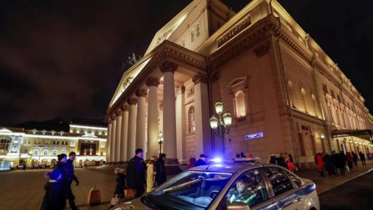 Un coche de la policía rusa, situado en las inmediaciones del teatro Bolshoi en Moscú
