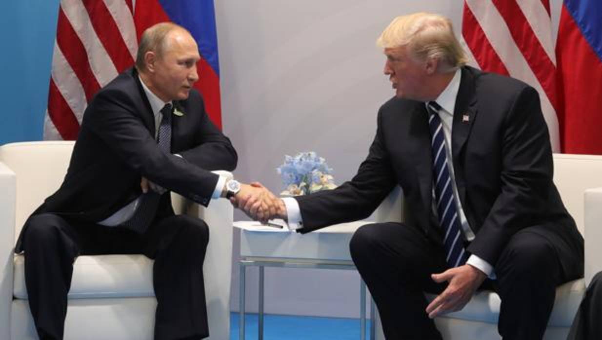 Vladímir Putin y Donald Trump, durante un encuentro mantenido en el G-20, celebrado en Hamburgo, el pasado mes de julio