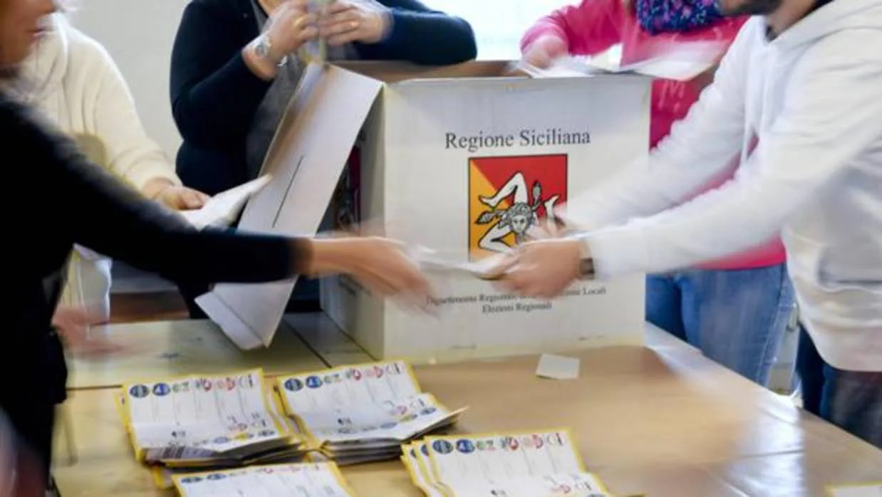 Miembros de una mesa electoral recuentan votos en un colegio electoral en Caltanisseta en Sicilia