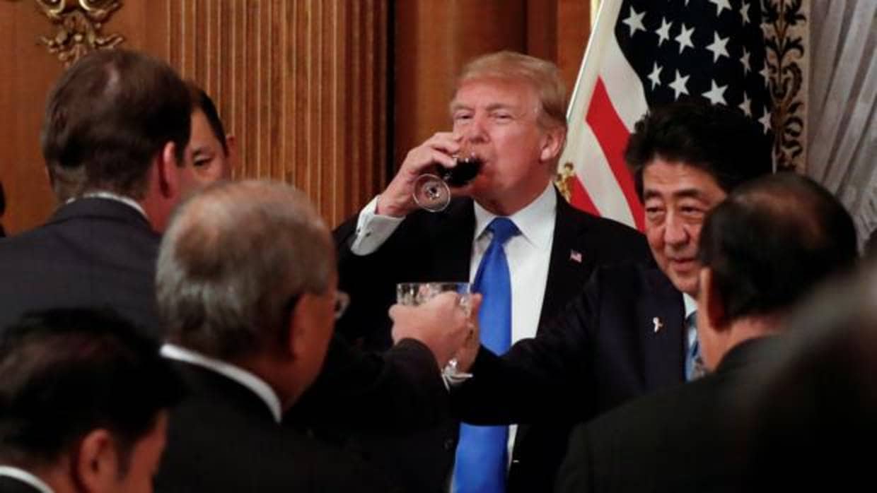 El primer ministro de Japón, Shinzo Abe, y el presidente de los Estados Unidos, Donald Trump, comparten brindis durante una cena oficial en el Palacio de Akasaka en Tokio