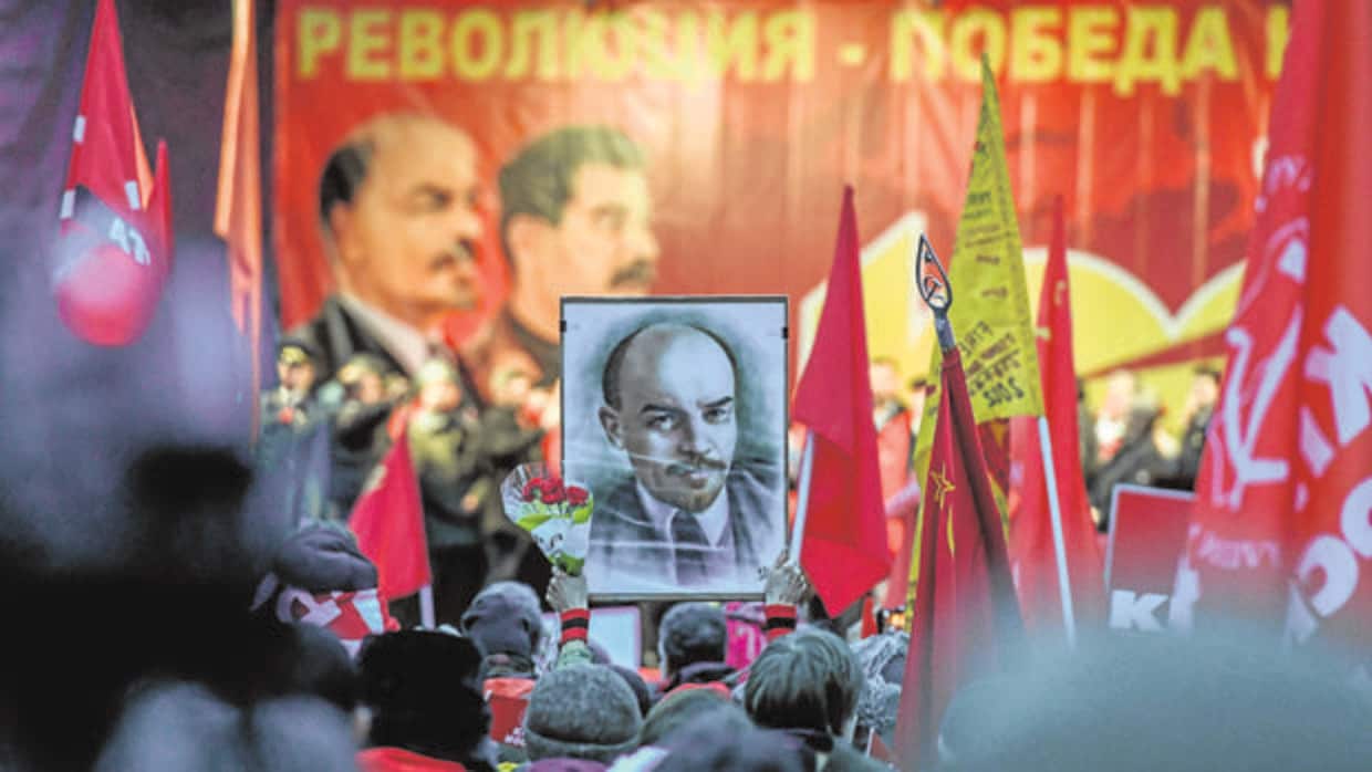 Cientos de comunistas salieron ayer a las calles de Moscú con banderas rojas y retratos de Vladímir Lenin