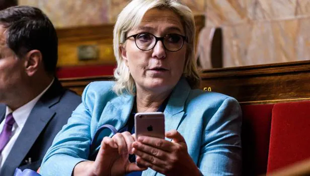 El Parlamento francés levanta la inmunidad de Marine Le Pen por difundir imágenes de Daesh