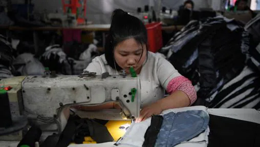 Una trabajadora en una fábrica textil a las afueras de Pekín