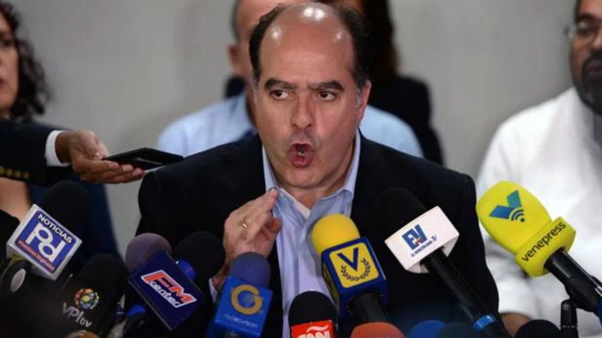El presidente de la Asamblea Nacional, Julio Borges, en una rueda de prensa en Caracas este jueves