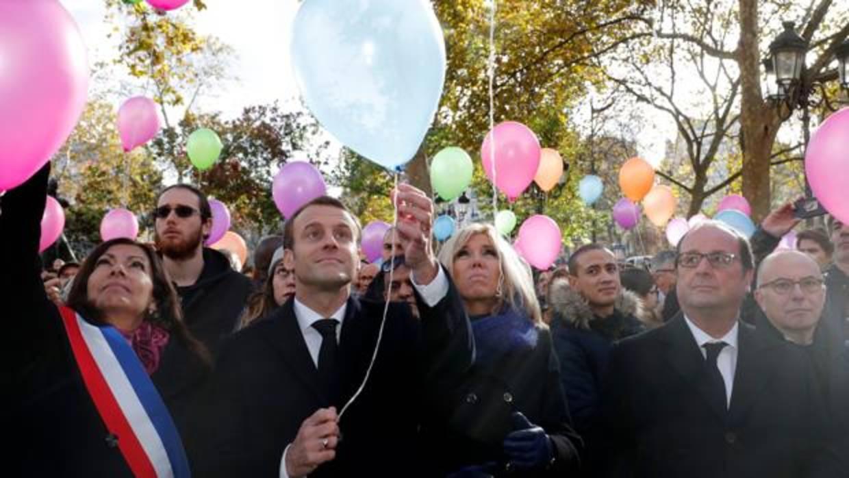 De izquierda a derecha, la alcaldesa de París, Anne Hidalgo; el presidente de Francia, Emmanuel Macron; su esposa Brigitte, y el expresidente de la República François Hollande, en el homenaje a las víctimas de los atentados
