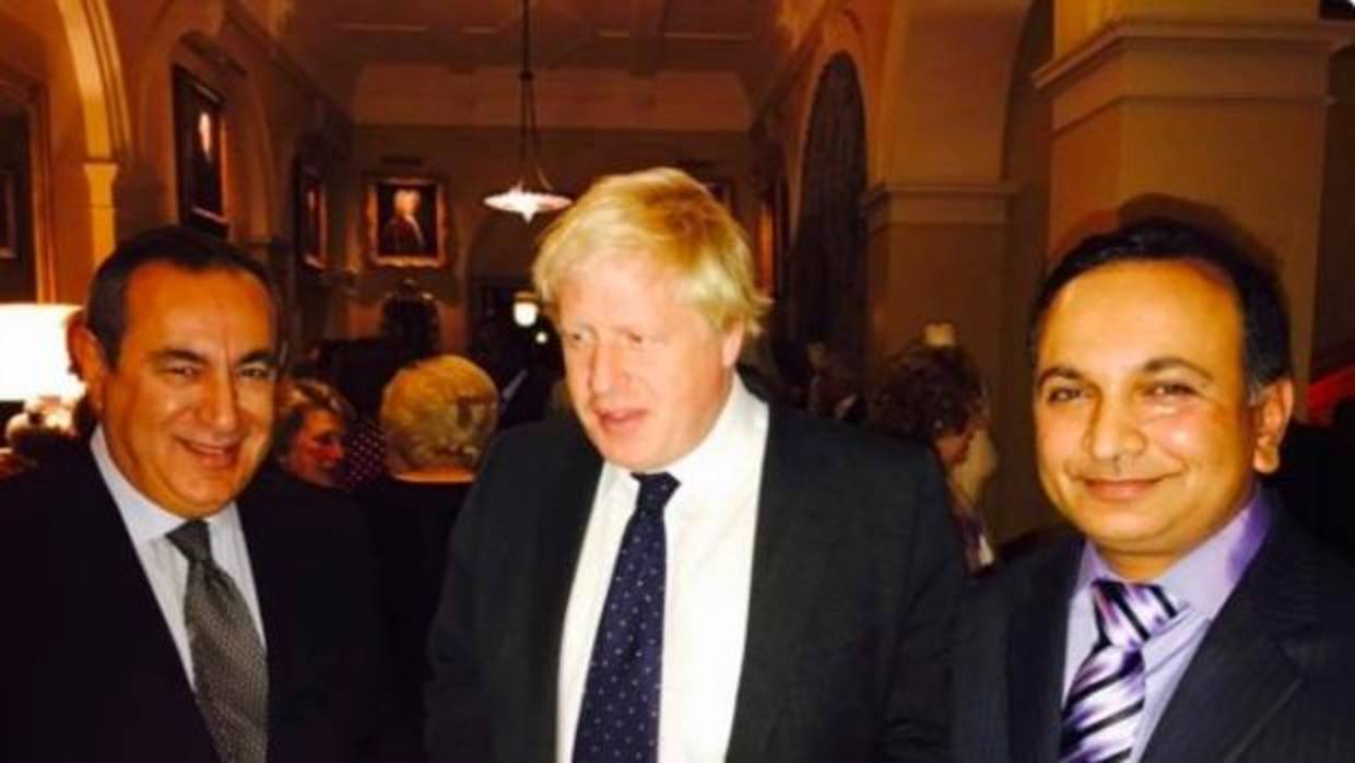 Boris Johnson, en uan cena el "profesor de Londres», Joseph Mifsud (izquierda)
