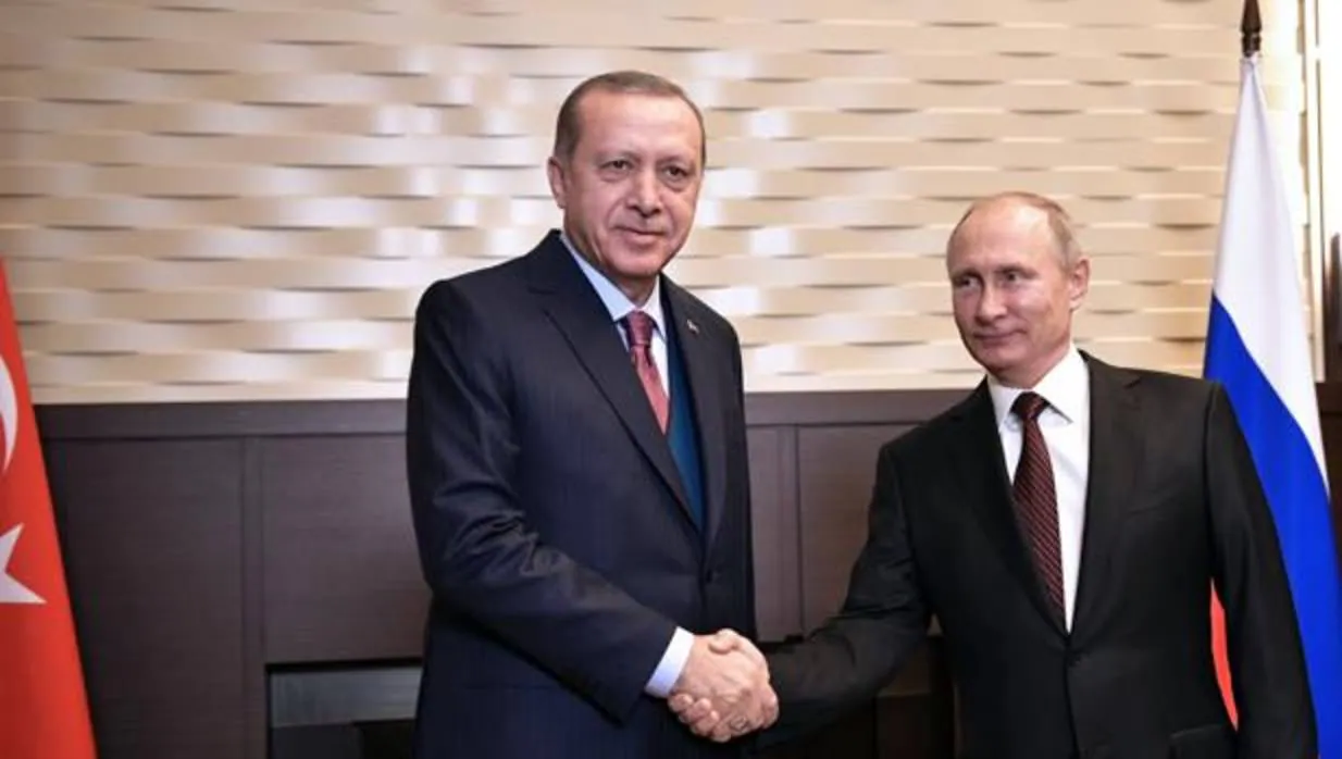 El presidente ruso, Vladímir Putin (d), saluda a su homólogo turco, Recep Tayyip Erdogan (i), durante su reunión en la residencia Bocharov Ruchei, en Sochi (Rusia)
