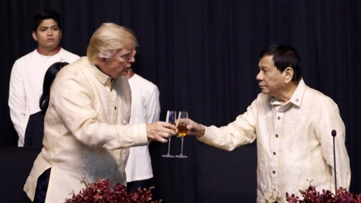 Donald Trump y Rodrigo Duterte brindan este domingo durante la cena de gala de la Asean en Manila