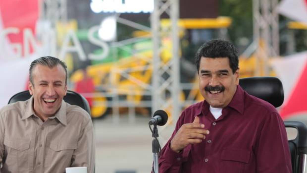 El presidente venezolano Nicolás Maduro (d) junto al vicepresidente Tareck