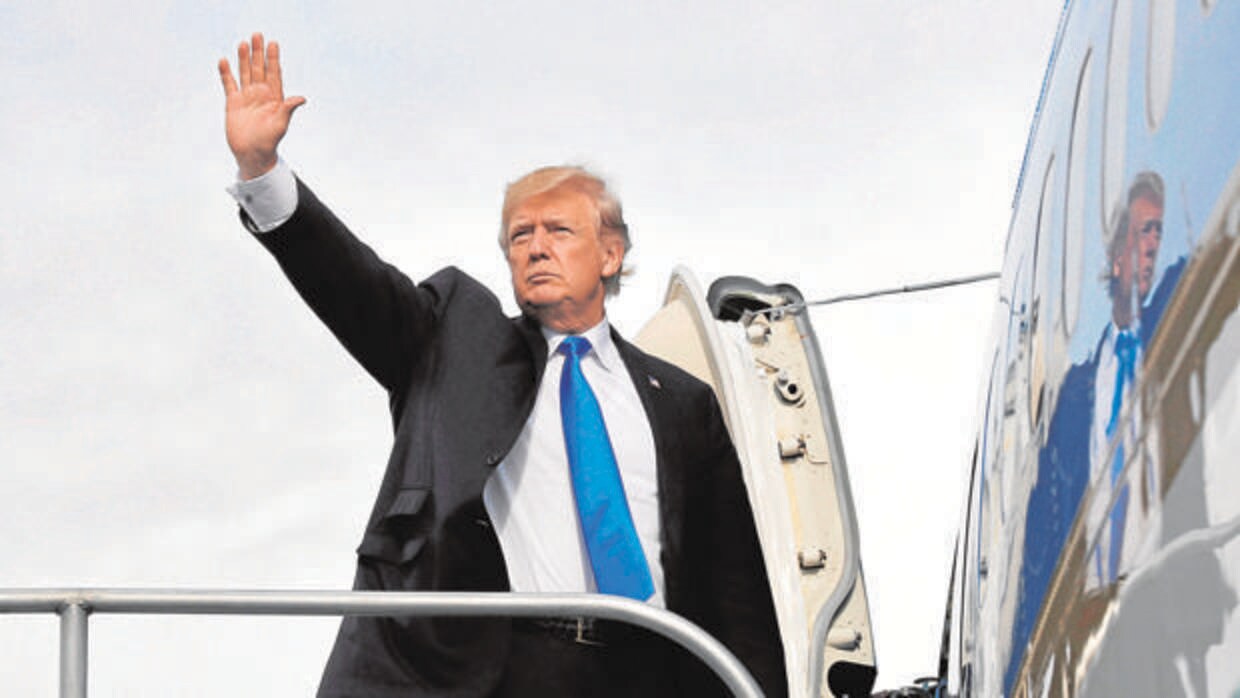 El presidente Trump aborda el Air Force One en Manila para volver a Washington