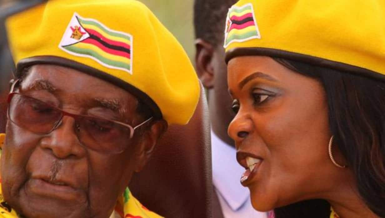 Mugabe y su esposa, Grace, el pasado día 8 de noviembre