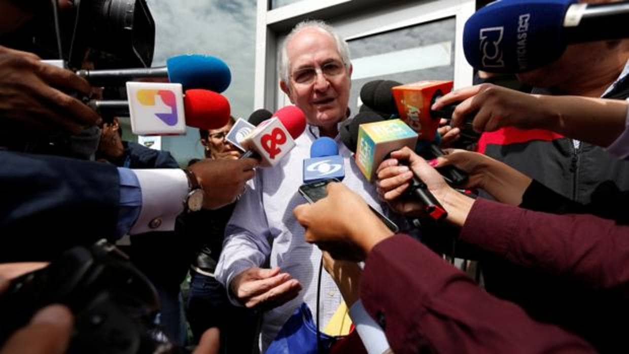 Antonio Ledezma atienda a los periodistas a su llegada a Bogotá