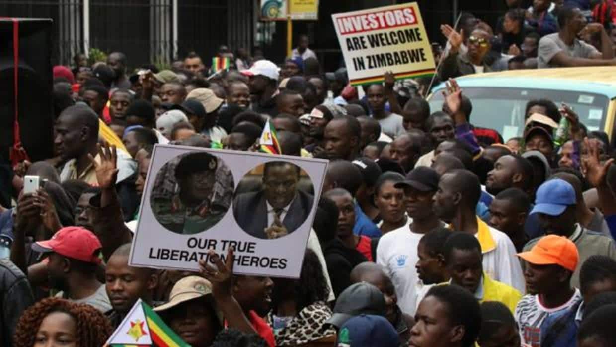 Miles de manifestantes se echaron ayer a las calles para pedir la dimisión del presidente Mugabe