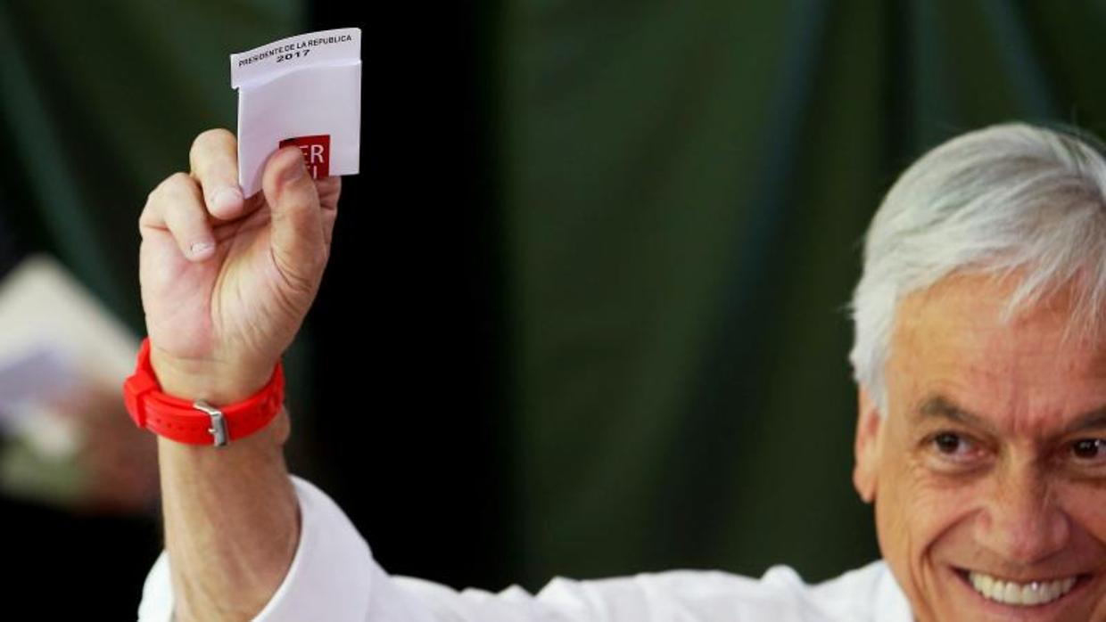 El expresidente chileno Sebastián Piñera votó este domingo en Santiago