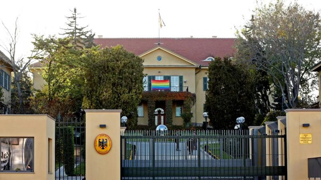 Una bandera LGTB exhibida en la Embajada alemana en Ankara