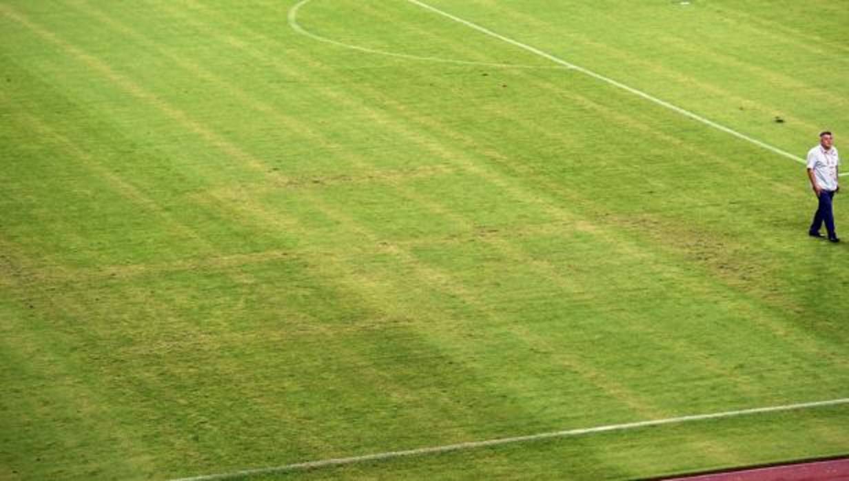 Imagen de archivo de un campo donde se puede ver una esvástica marcada en el césped de un estadio de la Eurocopa del pasado año en Split (Croacia)