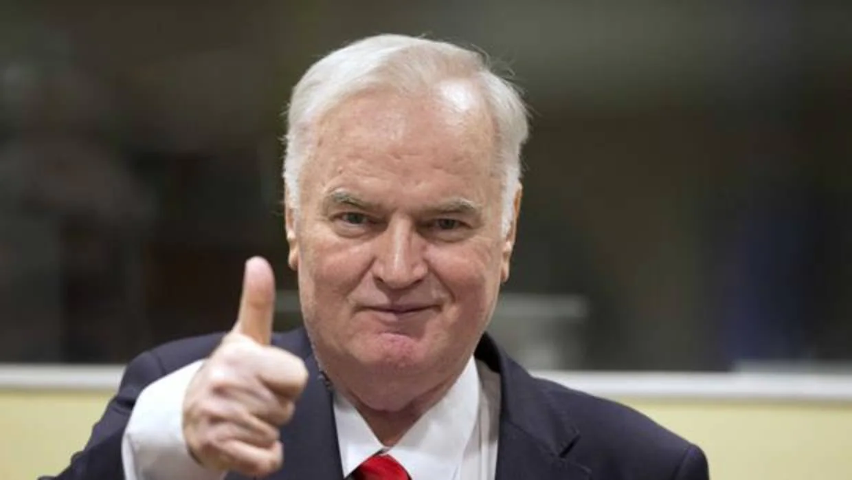 El general serbobosnio Ratko Mladic alza el dedo en el Tribunal Penal Internacional