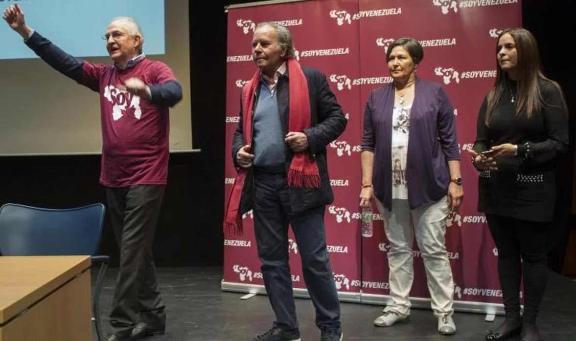 Antonio Ledezma (i), Diego Arria y Tamara Sujú (d), durante la presentación de la plataforma Soy Venezuela, este jueves en Madrid
