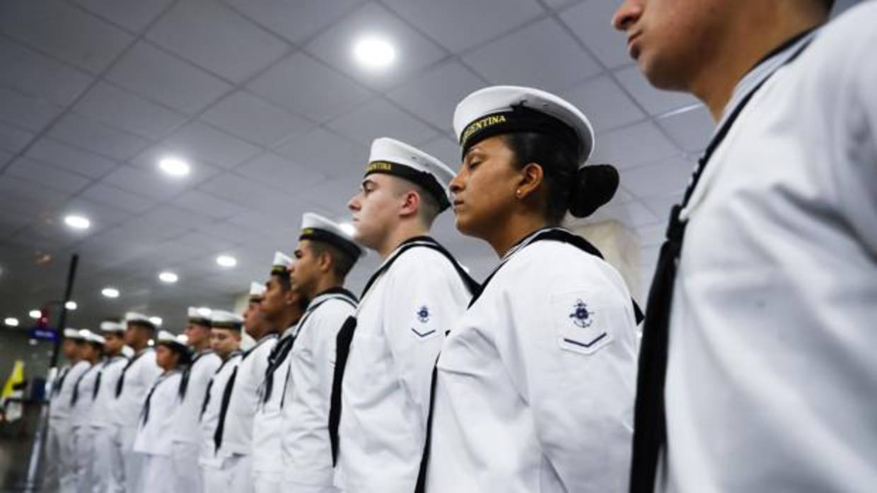 Miembros de la Armada Argentina escuchan una comparecencia institucional del presidente Mauricio Macri