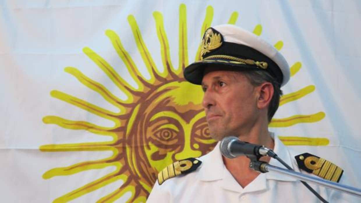 El capitán de navío Enrique Balbi, portavoz de la fuerza naval, ofrece declaraciones a los medios