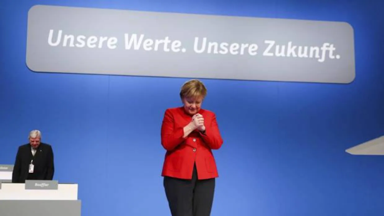 La canciller alemana, Angela Merkel, saluda tras pronunciar su discurso durante el congreso federal de la Unión Cristianodemócrata (CDU), en Essen, Alemania