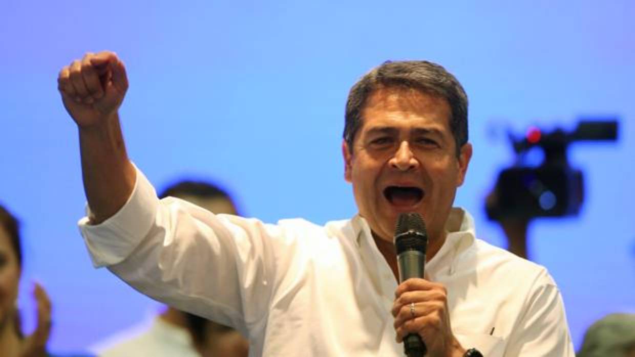 El presidente de Honduras, Juan Orlando Hernández, se dirige a sus seguidores