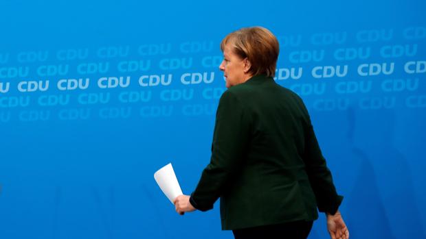 Merkel obtiene el respaldo de su partido para negociar con los socialdemócratas