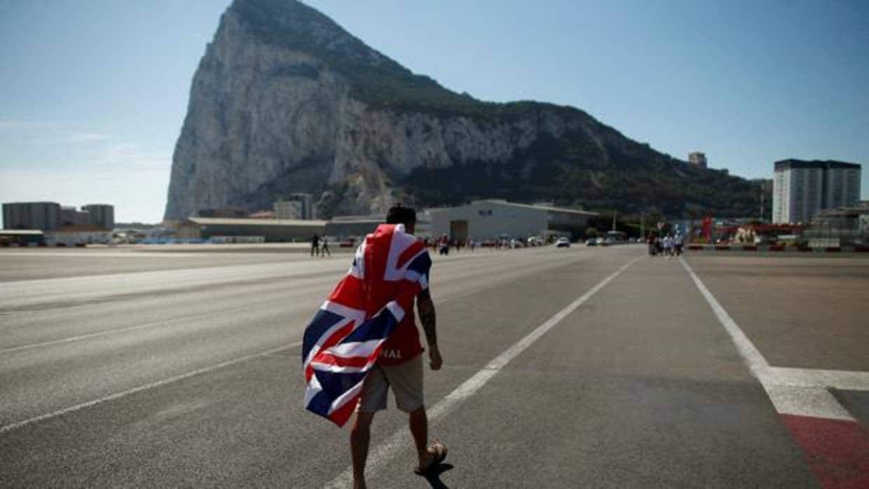 Un residente de Gibraltar camina con la bandera de Union Jack
