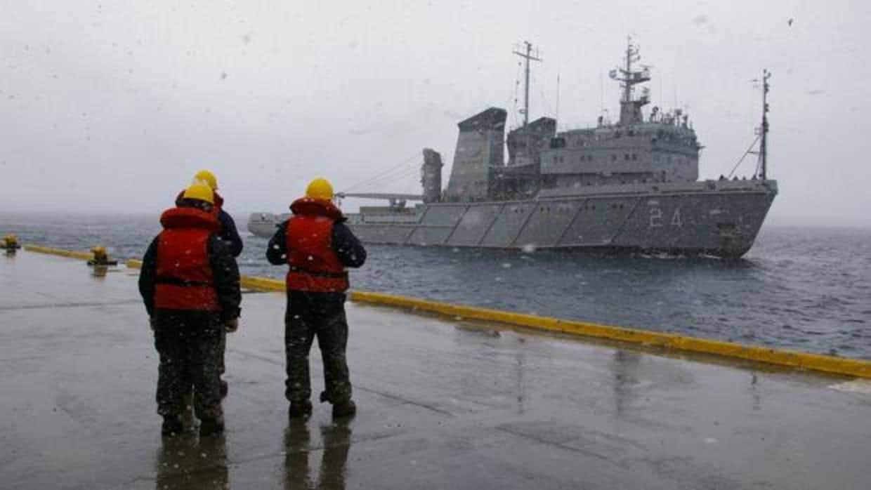 El buque aviso ARA «Islas Malvinas» argentino en labores búsqueda del submarino desaparecido