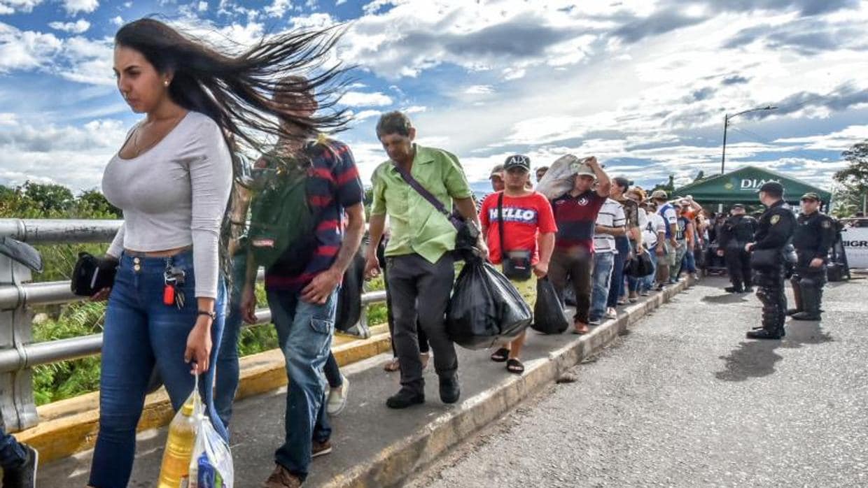 Venezolanos cruzan a diario el puente internacional Simón Bolívar, que une San Antonio de Táchira con Cúcuta (Colombia), para comprar víveres o huir de la crisis
