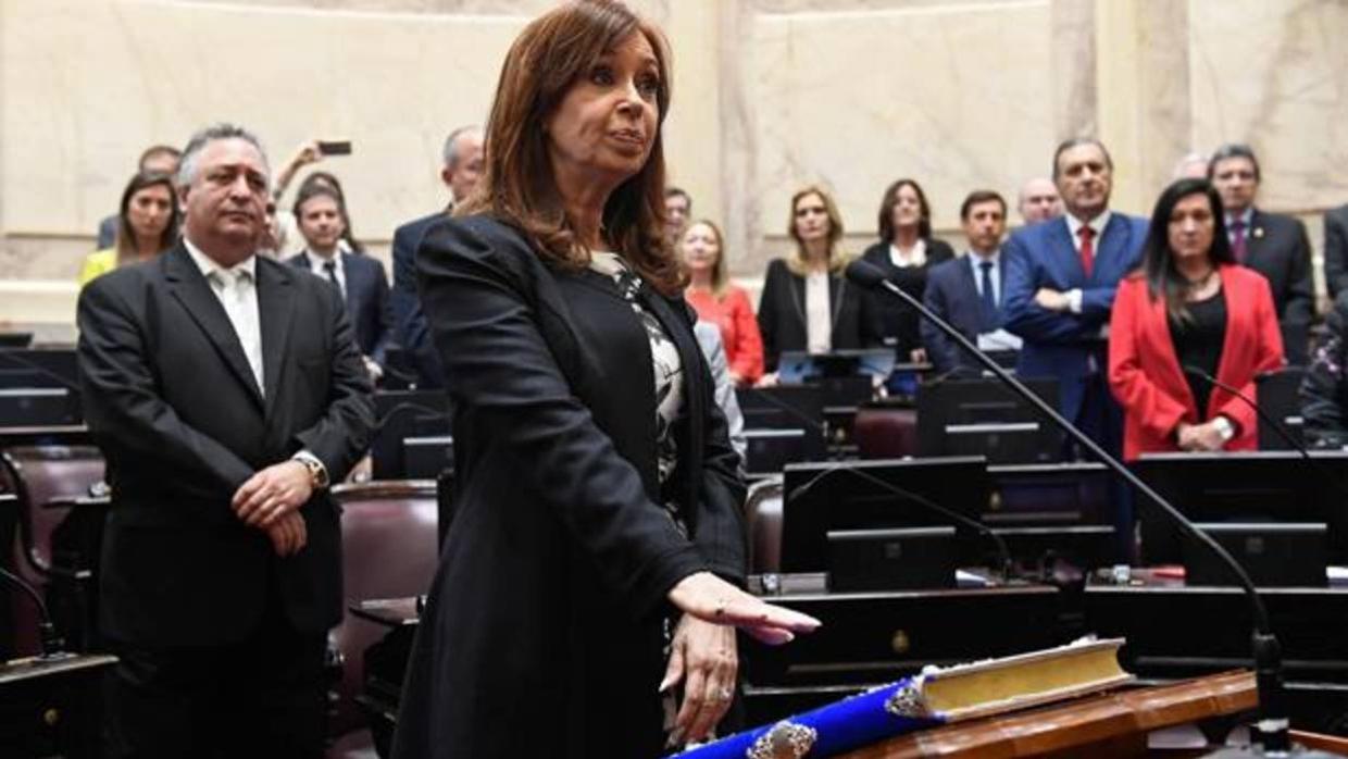 Cristina Fernández de Kirchner jura su escaño en el Senado