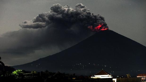 El aeropuerto de Bali reabre tras el cierre provocado por las erupciones del volcán Agung