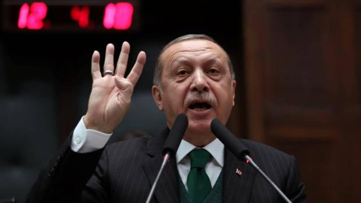 El presidente de Turquía se dirije a los diputados durante una sesión parlamentaria este jueves
