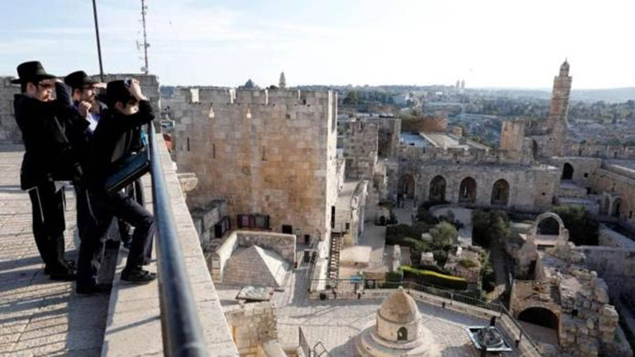 Judíos ultraortodoxos observan la Torre de David en la ciudad vieja de Jerusalén, Israel
