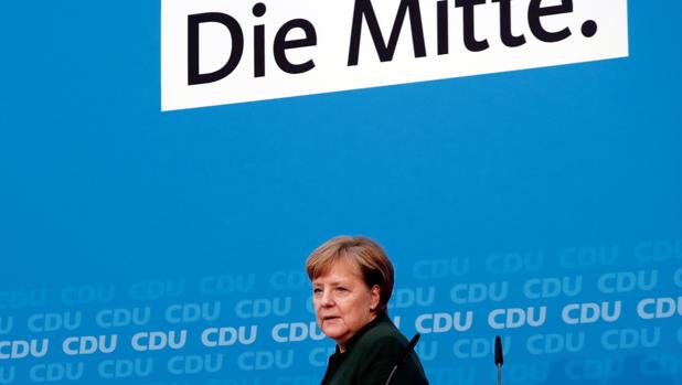 Merkel plantea más gasto para ganar el apoyo del SPD