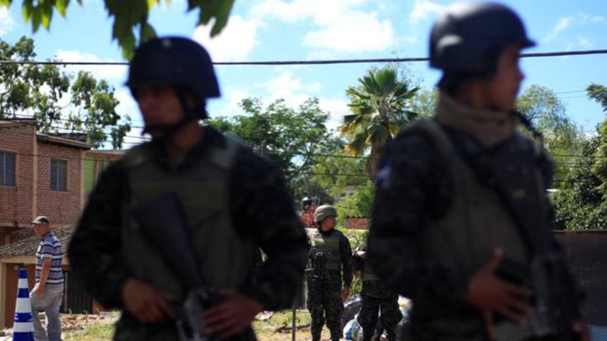 Soldados desplegados en Tegucigalpa, tras decretar el Gobierno de Honduras el estado de excepción