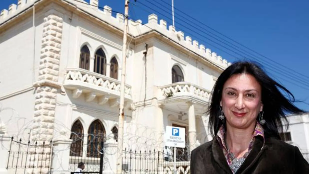 La periodista maltera Daphne Caruana, frente a la embajada libia de La Valleta
